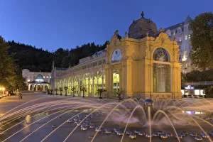 Images Dated 28th April 2011: Czech Republic, Marianske Lazne, Colonnade Cast Iron arcade (Kolonada) and fountain