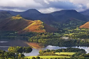 Images Dated 6th January 2015: Derwent Water and Catbells mountain, Lake District, Cumbria, England. Autumn (October)