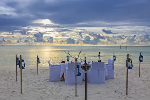 Images Dated 6th February 2017: Dining on the beach, Anantara Dhigu resort, South Male Atoll, Maldives