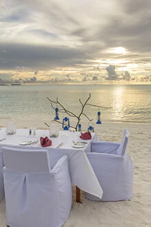 Images Dated 6th February 2017: Dining on the beach, Anantara Dhigu resort, South Male Atoll, Maldives