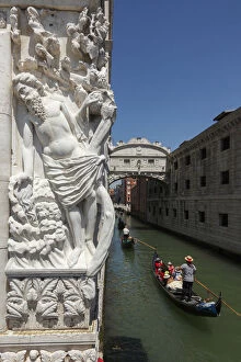 Images Dated 17th January 2020: Doges Palace and Bridge of Sighs, Venice
