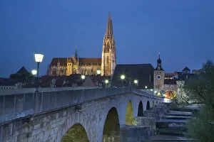 Images Dated 4th December 2009: Dom, St. Peter cathedral & Medievil Stone Bridge, Regensburg, Bayaern / Bavaria, Germany