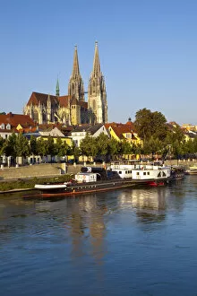 Images Dated 7th May 2010: Dom St. Peter cathedral and the River Danube, Regensburg, Germany