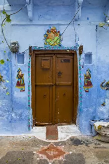 Images Dated 17th November 2017: Door detail in the old town of Udaipur, Rajasthan, India