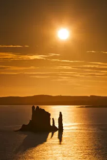 Images Dated 11th December 2020: The Drongs sea stacks and sunset, Hillswick, Northmavine, Shetland