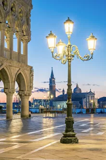 Images Dated 22nd January 2018: Dusk in Piazzetta San Marco, Venice, Veneto, Italy