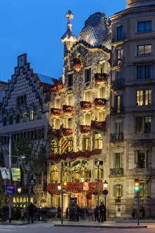 Adorned Gallery: Dusk view of Casa Batllo beautifully adorned with roses to support a local charity