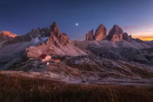 Images Dated 24th January 2023: An early autumn sunset over the Locatelli Hut, Monte Paterno and Tre Cime di Lavaredo, Dolomites