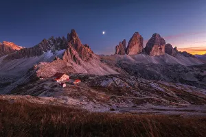Images Dated 24th January 2023: An early autumn sunset over the Locatelli Hut, Monte Paterno and Tre Cime di Lavaredo, Dolomites