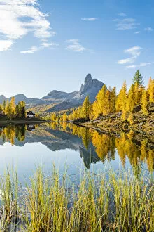 Images Dated 16th April 2020: Early Morning at Lake Federa in Autumn, Cortina daaAmpezzo, Veneto, Italy