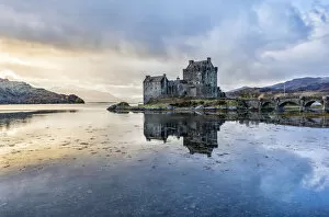 Images Dated 30th May 2017: Eilean Donan castle at sunset, Highlands, Scotland