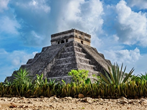 El Castillo or Temple of Kukulcan, Chichen Itza, Yucatan State, Mexico