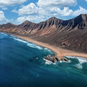 Images Dated 24th April 2023: El Islote Islet and Pico de la Zarza Mountains, Cofete Beach, Jandia Peninsula, Fuerteventura