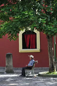 Honduras Gallery: Elderly man sat in Plaza at Iglesia de la Merced, Comayagua, Central America, Honduras
