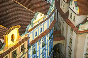 Old Town Square Collection: Elevated view of baroque house (Dum na Kamenci) at Old Town Square, Prague, Bohemia
