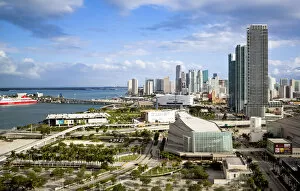 Images Dated 16th December 2015: Elevated view over Biscayne Boulevard and the skyline of Miami, Florida, USA