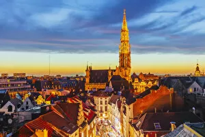 Images Dated 25th November 2019: Elevated view of the town hall in Brussels by night, Belgium