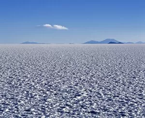 The endless salt crust of the Salar de Uyuni