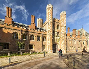 England, Cambridgeshire, Cambridge, St.John's College, Cyclist beside the Great Gate England, Cambridgeshire, Cambridge, St.John's College, Cyclist beside the Great Gate