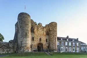 Images Dated 3rd December 2020: England, Kent, Tonbridge, Tonbridge Castle Gatehouse