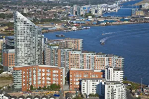 England, London, Canary Wharf, London skyline towards