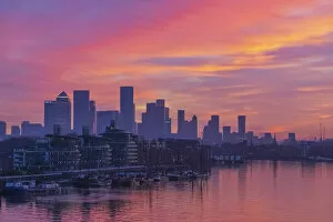 Images Dated 4th January 2021: England, London, Docklands, River Thames and Canary Wharf Skyline at Dawn