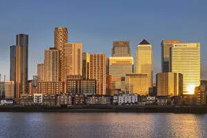 Images Dated 7th April 2021: England, London, Docklands, River Thames and Warm Early Morning Light on The Modern Canary Wharf