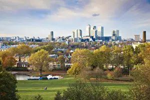 England, London, Greenwhich, Royal Greenwich Park and Canary Wharf in Autumn