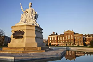 Images Dated 8th May 2012: England, London, Kensington, Queen Victoria Statue and Kensington Palace
