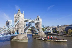 Images Dated 5th December 2017: England, London, Paddle Steamer Waverley Passing Under Tower Bridge