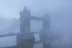 Images Dated 4th January 2021: England, London, River Thames and Tower Bridge in the Early Morning Mist