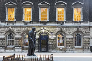 Images Dated 5th April 2019: England, London, Southwark, London Bridge City, Guys Hospital, Statue of Thomas Guy