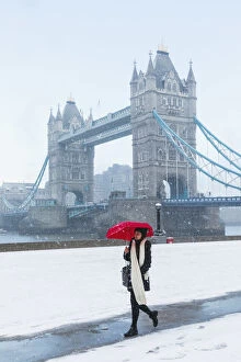 Tourists Gallery: England, London, Southwark, Tower Bridge and Potters Field in the Snow