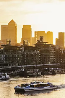 Images Dated 2nd June 2017: England, London, Sunrise over Canary Wharf and Docklands