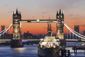 Images Dated 21st April 2016: England, London, Tower Bridge at Dawn