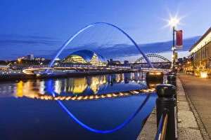 Images Dated 6th January 2016: England, Tyne and Wear, Gateshead, Newcastle, Gateshead Millenium Bridge and Newcastle