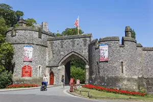 Images Dated 25th November 2014: England, West Sussex, Arundel, Arundel Castle, Main Gate