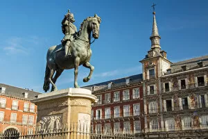 Images Dated 11th September 2014: The equestrian statue of Philip III or Felipe III, Plaza Mayor, Madrid, Comunidad
