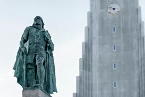 Images Dated 31st October 2022: Europe, Iceland, Reykjavik: Leif Erikson statue in front of Hallgr√≠mskirkja