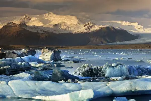 Images Dated 21st February 2017: Europe, Iceland, Southeast Iceland, Vatnajokull National Park, Jokulsarlon Glacier Lagoon