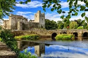 Europe, Ireland, Caher, Tipperary, medieval town of Caher with fortress and bridge