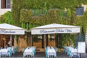 Europe, Italy, Rome. A restaurant on the piazza Navona prepares for the guests of the day