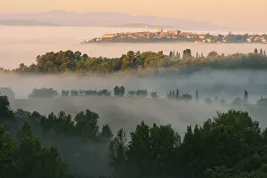 Europe, Italy, Toscana, Tuscany, Pienza, morning fog hovers below city of Pienza in