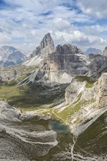 Europe, Italy, Veneto, Belluno. The alpine lake of Cengia with Croda Passaporto, Tre