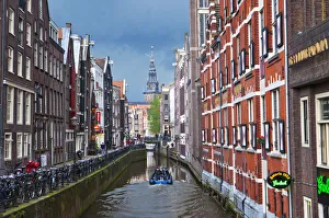 Images Dated 25th November 2013: Europe, Netherlands, Holland, Amsterdam, a view along the Oudezijds kolk sluice looking