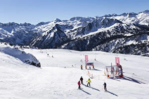 Europe, Spain, Catalonia, Val d Aran, Baqueira, Skiers at the beginning of the Ta