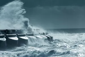 Images Dated 19th June 2014: Europe, United Kingdom, England, East Sussex, Brighton, marina, waves crashing