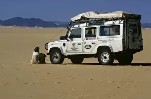 Adventurous Gallery: Expedition vehicle in the Tenere region of the central Sahara