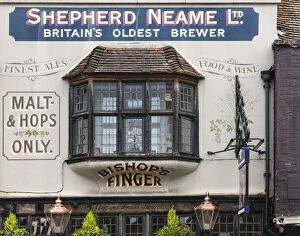 Canterbury Gallery: The exterior of the Bishops Finger, 16th century pub in Canterbury, Kent, England