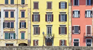 Images Dated 11th June 2018: Facade of traditional houses on the bank of Arno River, Pisa, Tuscany, Italy, Europe